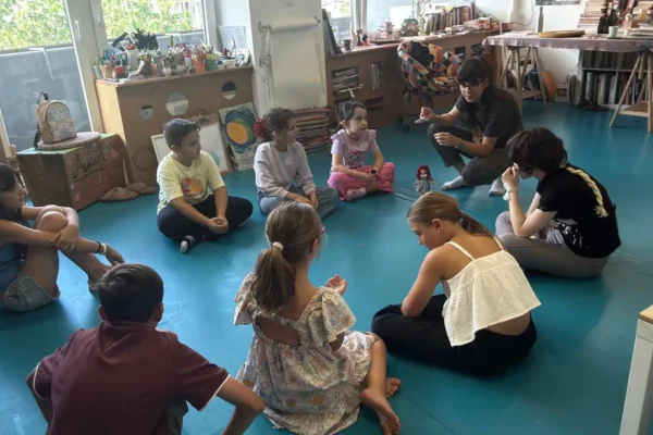 Exerciții de actorie cu copii la Bobocii Art Studio Exerciții de actorie în cerc cu copii la Bobocii Art Studio Ploiești