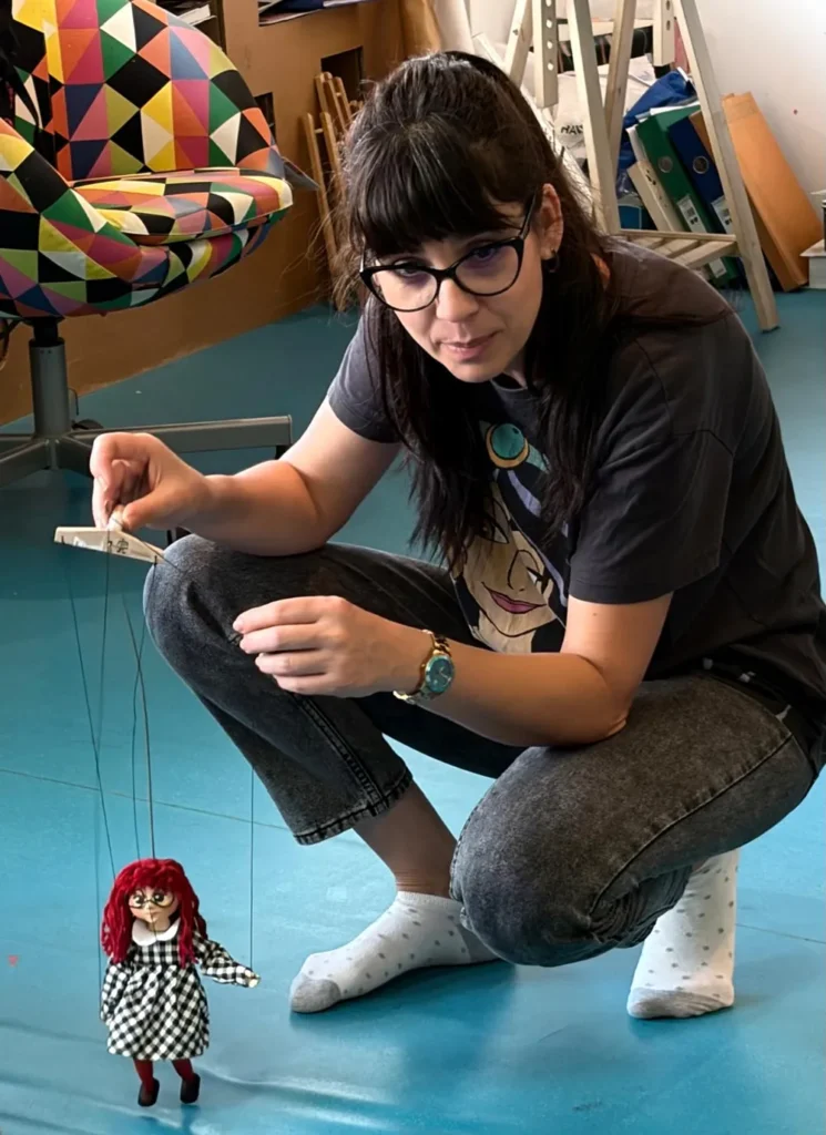 Actrița Ioana Roșu demonstrând o marionetă la atelierul de teatru pentru copii din Ploiești