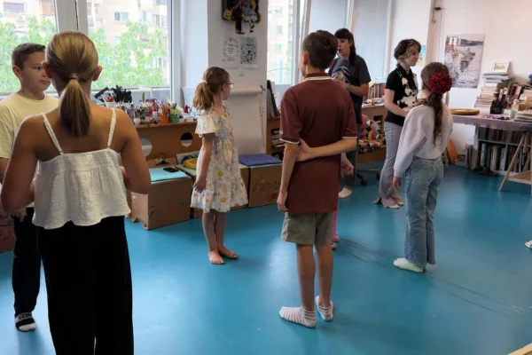 Jocuri de mișcare la cursul de teatru pentru copii Jocuri de mișcare și atenție la cursul de teatru pentru copii din Ploiești